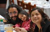 O Douglas, Amelie e Clara durante almoço em Bogotá, na Colômbia